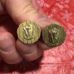 Cuff links gold tone for the darts chucker ￼